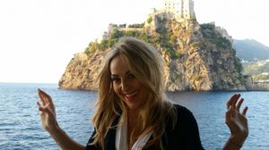 Foto | Florentina Opris face sport chiar si intinsa pe sezlong! Uite cum isi intareste muschii frumoasa vedeta TV novalue