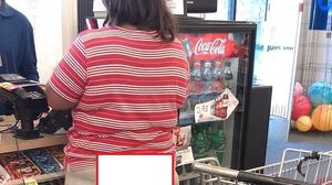 Toata lumea din magazin s-a uitat scarbita la aceasta femeie! Iata detaliul rusinos pe care-l ascundea in pantaloni! novalue
