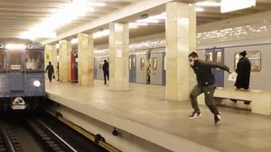 Momentul VIDEO in care un tanar s-a aruncat in fata METROULUI! Imaginile par ireale! Toti si-au tinut suflarea cand l-au vazut novalue