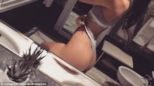 Aleexandra are 18 ani si isi vinde virginitatea pe internet! Parintii ei risca sa ramana pe drumuri, iar tanara vrea sa le cumpere o casa novalue