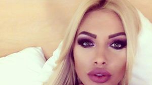 Blonda nu-si da bijuteria jos de pe deget nici cand doarme