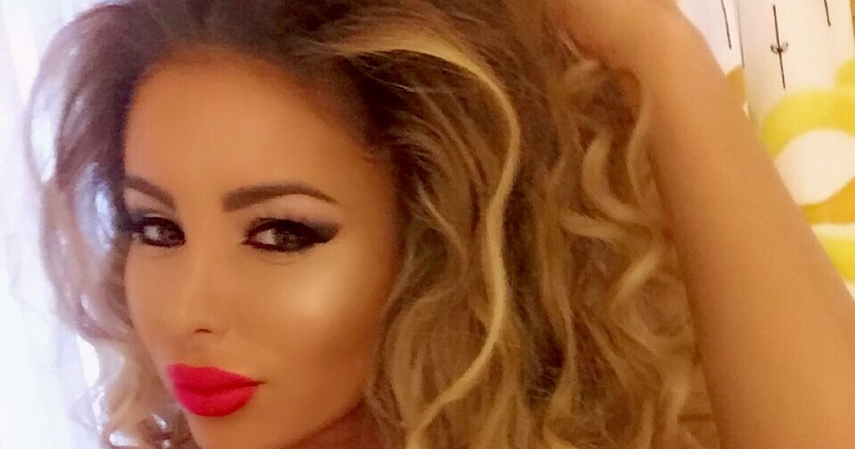 Roxana Vasniuc, intr-o ipostaza INCENDIARA! Blondina s-a pozat goala in