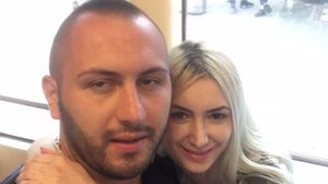 Sexy Braileanca, in chiloti si sutien cu cateva zile inainte sa nasca! Iubitul o pupa pe burtica, ea face poza in oglinda!