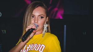 Alexandra Stan, gafa de proportii pe scena! Artista si-a “uitat” sutienul acasa, iar ce s-a intamplat chiar in timpul concertului i-a oripilat pe fani! FOTO