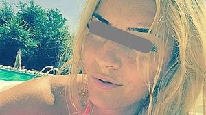 FOTO Iubita lui Babi Minune a facut plaja fara sutien! Imagini incendiare cu Georgiana la piscina