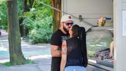 Nu s-au mai putut abtine! Lora si iubitul ei s-au tavalit in parc si s-au sarutat pasional – Foto Exclusiv!