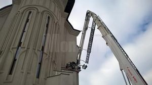 Imagini ca din filmele de groaza la Suceava! Gol si plin de sange s-a urcat pe Catedrala din oras! Ce-a urmat e cumplit