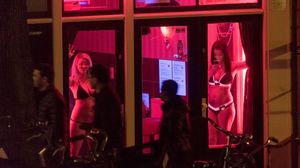 Angelica, o romanca angajata "la vitrine" in Olanda, a petrecut 5 ani de cosmar. Ce-a putut sa ii faca unul din clienti e ingrozitor