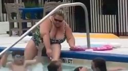 Momentul care i-a dezgustat pe toti turistii! O femeie a venit la piscina unui hotel si a inceput sa se epileze pe picioare, in timp ce se aflau oameni in apa VIDEO