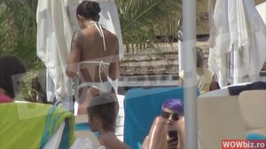 “Libelula” lui Speak a “paralizat” litoralul! Femeia a atras toate privirile in slipul tanga alb si a eclipsat-o pe Nicole Cherry! Imagini exclusive