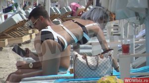 Raluca de la Bambi a facut senzatie cu posteriorul ei pe plaja! Ce costum de baie a purtat de a taiat respiratia barbatilor VIDEO EXCLUSIV