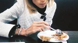 Revoltator! O tanara anorexica a mers la medic sperand sa primeasca ajutor, dar medicul a facut misto de ea. I-a spus ca ar trebui sa joace intr-un fim de groaza