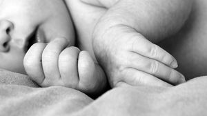 Un bebeluş de trei săptămâni a fost găsit mort de către părinţi. Poliţiştii au pornit o anchetă