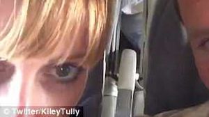 Scene halucinante! Doi tineri au fost filmaţi în timp ce făceau sex în avion! 8 milioane de oameni au văzut clipul