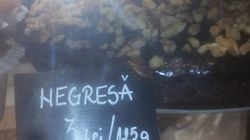 Imagine dezgustătoare de la o patiserie din Bucureşti. Negresă servită cu gândaci. Reacţia vânzătoarei când un client i-a arătat insectele