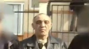 Imagini greu de privit! Florin Salam, prăvălit peste sicriul liderului clanului Duduianu şi cântând cu patos: ”Pentru cumătrul meu, Cristofor!”