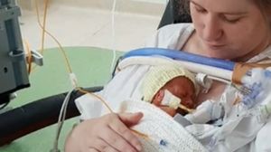 Caz dureros! O mamă de 26 de ani a încercat să-şi ucidă bebeluşul cu înălbitor