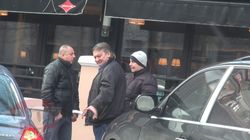 VIDEO Este unul dintre cei mai iubiti fotbalisti ai Romaniei, dar un comportament care lasa de dorit! Danut Lupu fumeaza ca un sarpe si arunca pachetul de tigari pe strada!