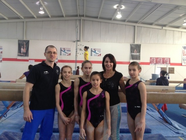 Asiana Peng (in fata), alaturi de Nadia si de colegele sale de la lotul de gimnastica
