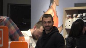 VIDEO EXCLUSIV! Ropotan a iesit ca "un samurai" la mall! Uite-l la bratul Ralucai Ogica in timp ce cauta produse sportive!