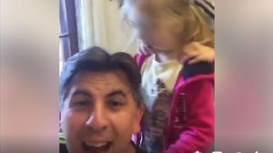 "Singuri acasa" cu unchiul Ionut Lupescu! Nepoteii fostului fotbalist au facut "haos" in sufrageria acestuia