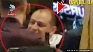 Legea fumatului in spatiul public, in continuare nerespectata! Un primar de sector, surprins in timp ce tragea din tigara intr-un spatiu inchis
