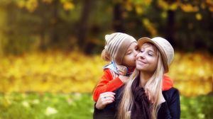 Felicitari de 8 martie facute de copii! Cum sa-i incurajati pe micuti sa ofere lucruri create de ei
