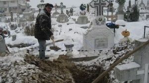 Descoperire bizară într-un cimitir din Suceava. Ce a găsit un gropar în timp ce săpa un mormânt?