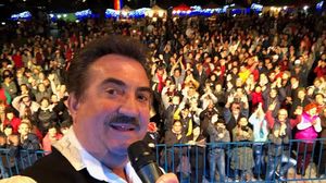 Cum arăta Petrică Mîţu Stoian la 19 ani! Cu o bluză fără mâneci şi o ţigară Carpaţi fără filtru în mână, l-a uimit pe prietenul Constantin Enceanu: “Frăţie, tu eşti?” FOTO