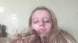 Acești copilași trăiesc în condiții inumane și fiecare zi e o luptă. Așa arată locul în care mama lor a improvizat un adăpost pe toată durata iernii