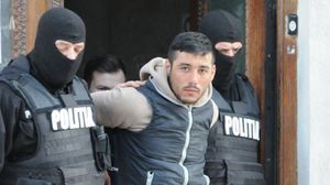 Elevă terorizată de fostul iubit! Bărbatul îi trimite scrisori din închisoare și îi spune că-i va mutila familia și viola mama