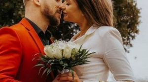 Fosta soţie a lui Ionuţ "Jaguarul" s-a dus la o petrecere alături de un bărbat misterios! Vezi cum s-a pozat Nella alături de acesta! FOTO