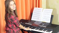 Urmaşa Denisei Manelista a ajuns de nerecunoscut! La 11 ani, Sonia şi-a făcut şuviţe afro şi s-a machiat strident: “Nu e OK să-ţi pui porcării pe faţă”