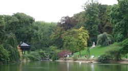 Cine sunt cele două surori gemene românce care s-au sinucis într-un parc din Paris! Lucreţia şi Mariana au murit îmbrăţişate