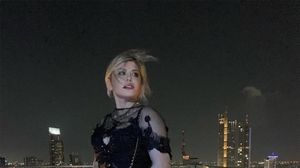 Cum face Loredana Groza plajă în Thailanda! Cântăreaţa s-a întins lasciv pe malul mării, acoperită de un voal transparent: „Pace şi dragoste!” FOTO