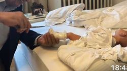 Fostul șef CNAS publică imagini cu Dr Burnei în timp ce pune în gips piciorul unui nou-născut! ”Nu vrea să mă angajeze nimeni! Se va dovedi că a fost o înscenare”