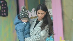 Aşa se poartă Anca Serea cu fiul ei când nu ştie că e filmată! Paparazzii WOWbiz.ro au surprins-o de curând! VIDEO EXCLUSIV