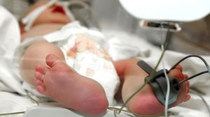 Caz halucinant în Dâmbovița! Un bebeluș de aproape 2 ani s-a înjunghiat singur în abdomen cu un cuțit! E în stare gravă la spital