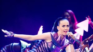 Ce truc de înfrumuseţare are Katy Perry? Află secretul superbei artiste!