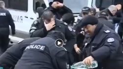 Scene comice cu polițiști bulgari! S-au intoxicat cu propriile gaze lacrimogene pe care le dăduseră într-un grup de protestatari