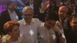 Imagini spectaculoase de la nunta anului din politică! Olguța Vasilescu și Claudiu Manda au cântat imnul Craiovei chiar alături de Liviu Dragnea! Reacția liderului PSD e fabuloasă