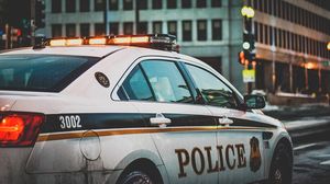 Horror! O femeie moartă, aruncată într-un sac din plastic, găsită de câinii vagabonzi care trăgeau să rupă sacul