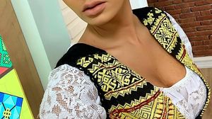 Cum se îmbracă Maria Constantin atunci când se duce la Facultate! Cântăreaţa a fost la cursurile de canto într-o ţinută de jogging! FOTO