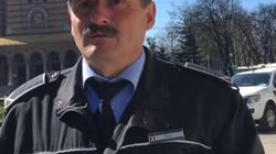 Umilință pentru un polițist local! A vrut să dea o amenda unui biciclist, dar nu știa legea: „Haideţi, amendaţi-mă!” VIDEO 