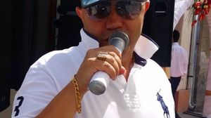 Nicolae Guţă nu are bani să-şi încălzească studioul de înregistrări? Uite-l pe manelist cum cântă îmbrăcat cu geacă, fular şi fes pe cap! FOTO