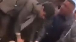 Scene șocante! Două femei îmbrăcate ca de gală s-au bătut într-un local, în fața a zeci de spectatori șocați! Oamenii s-au chinuit minute în șir să le despartă VIDEO