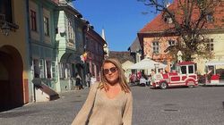 Fata care a căzut în gol la Paris a mai pozat într-un loc periculos! Uite-o cum s-a fotografiat Andreea pe un zid înalt!