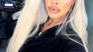 Loredana Chivu, fotografie de infarct pe canapea, aproape goală: „ Mai ai puțin și treci la filme XXX...”