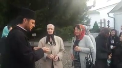 VIDEO viral! Un preot sfințește credincioșii aruncându-le cu agheasmă direct în ochi. Toată lumea se prăpădește de râs la coadă la binecuvântare