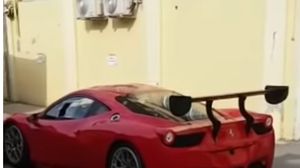 Accident incredibil pe o străduță din București! Un Ferrari a rămas fără portieră dintr-un motiv stupid